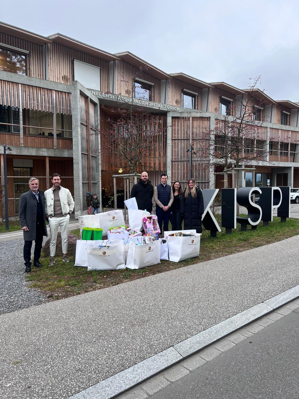 Geschenkübergabe vor dem Kinderspital Zürich mit Porsche Schweiz.